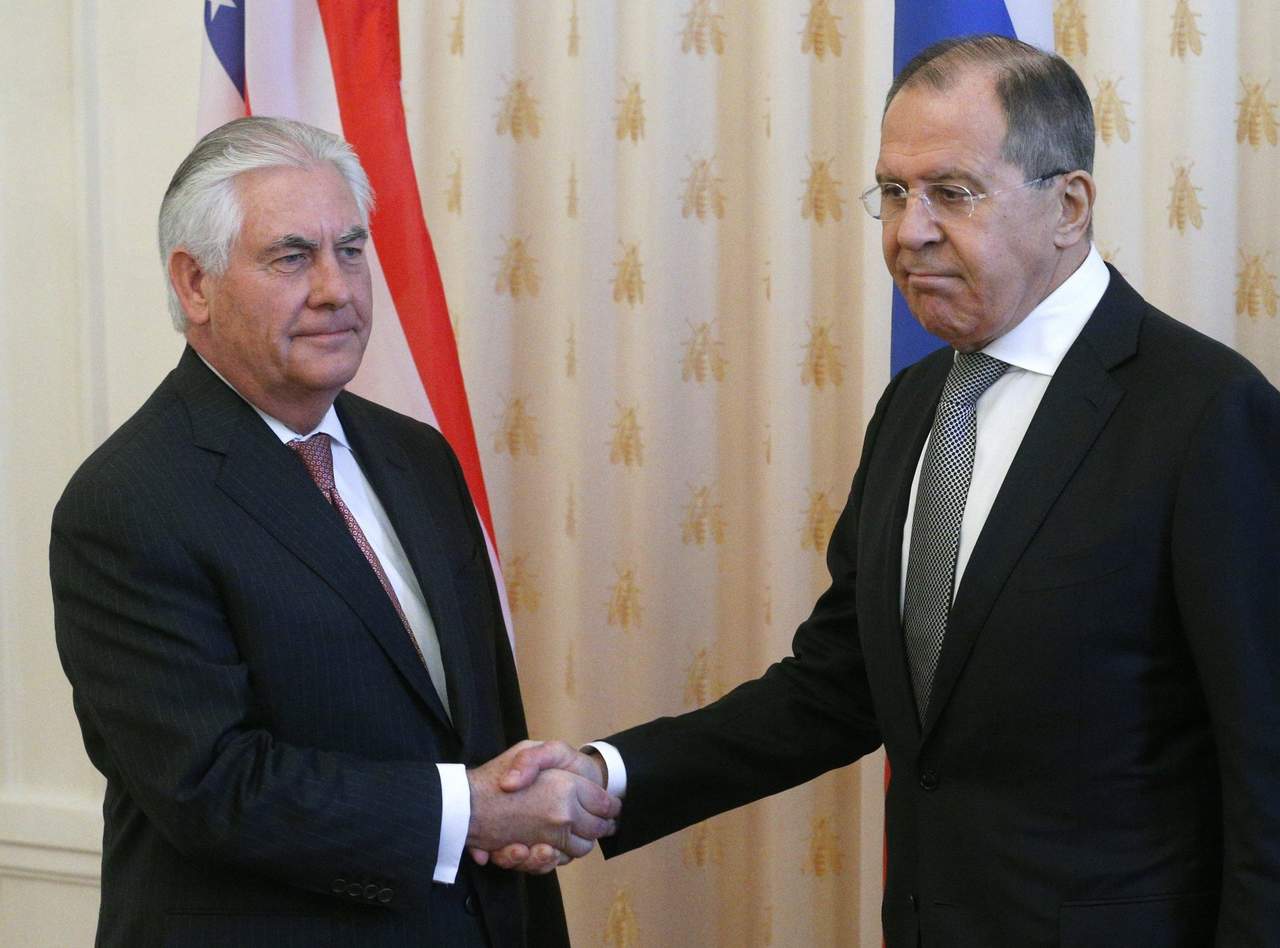 El jefe de la diplomacia rusa le dijo a su colega que EU no debe poner a Rusia 'en la falsa disyuntiva' de estar con o contra Washington. (EFE)