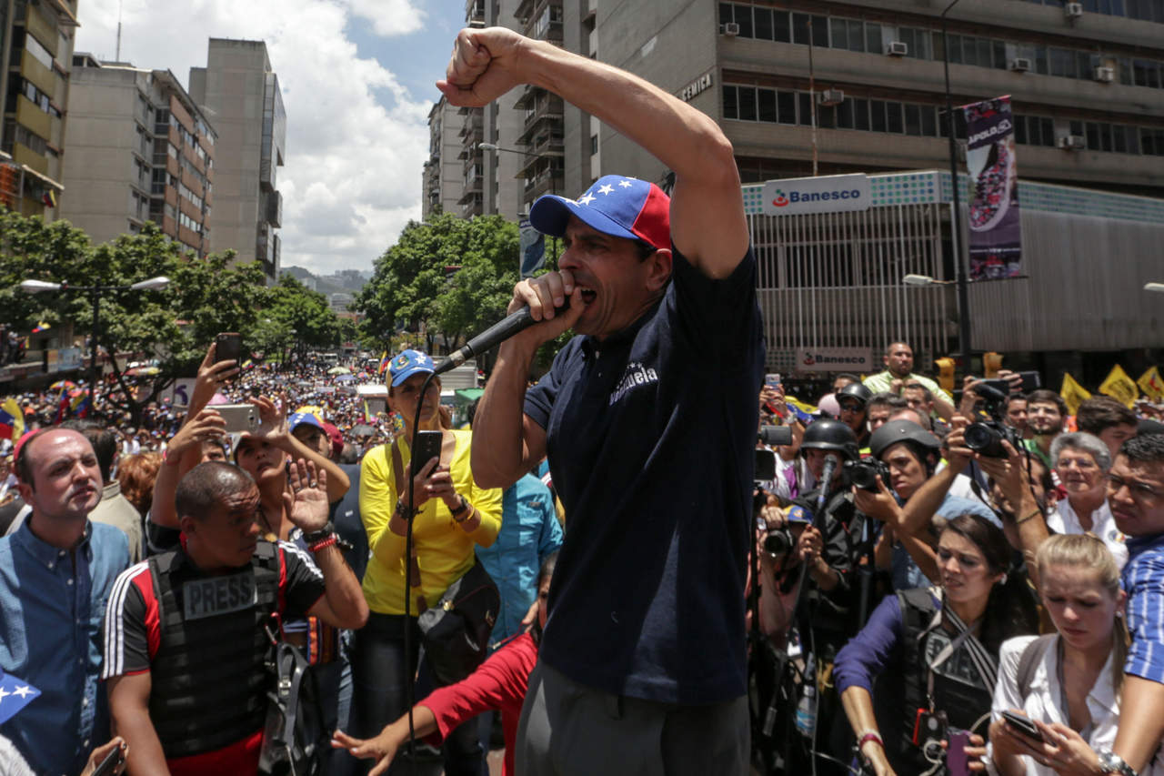 La Contraloría de Venezuela informó el pasado viernes al líder opositor de su inhabilitación para ejercer cargos públicos por un período de 15 años. (ARCHIVO)