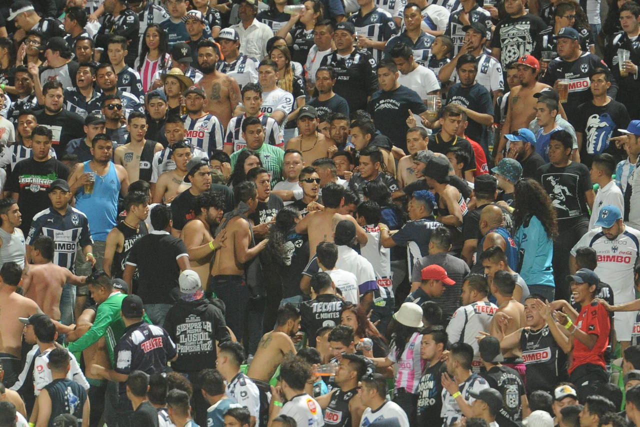 Los aficionados de Monterrey se pelearon durante el encuentro de ayer. Tuzos y Monarcas salen con la pólvora mojada