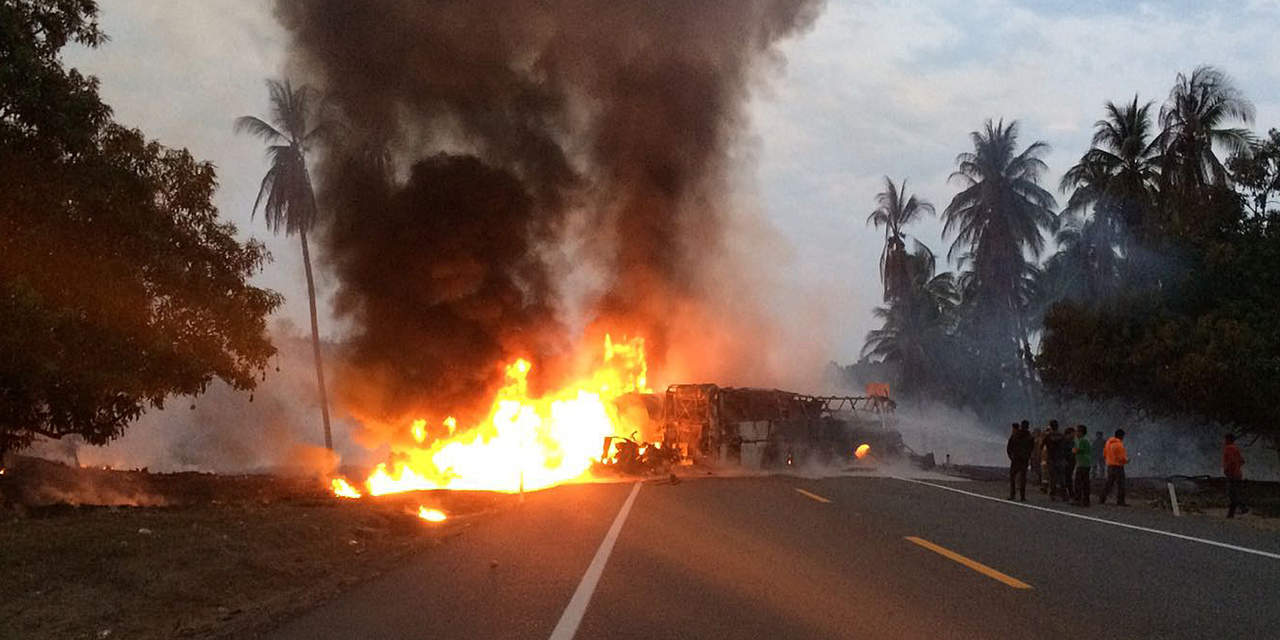 Ambos vehículos chocaron de frente y posteriormente se incendiaron, provocando la muerte de al menos 14 personas, entre ellas los dos conductores. (ARCHIVO)