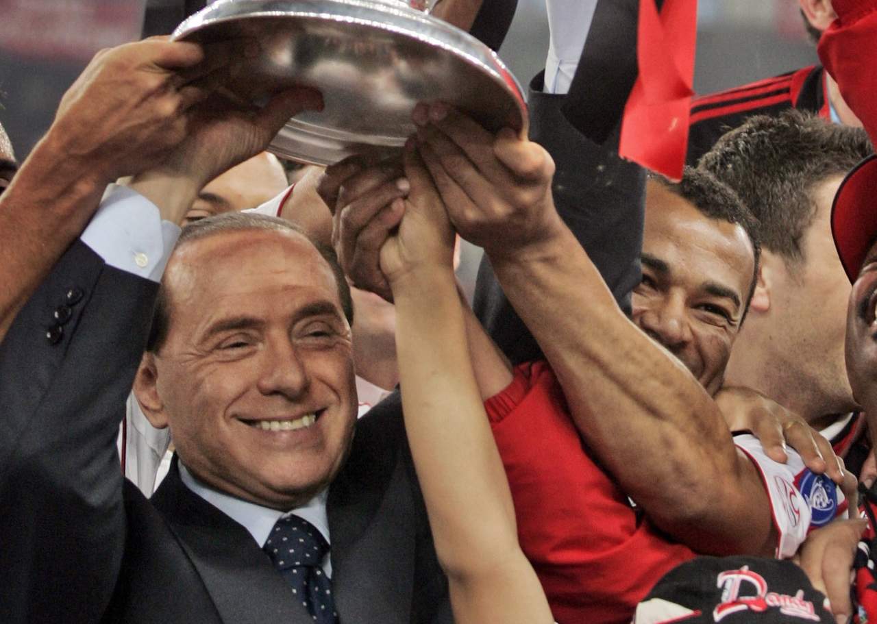La compra, que comenzó en agosto de 2016, supone el final de 31 años de Berlusconi a los mandos del club 'rossonero', tasado en 740 millones de euros con una deuda de 220 millones y que será de ahora en adelante controlado por los chinos. (AP)