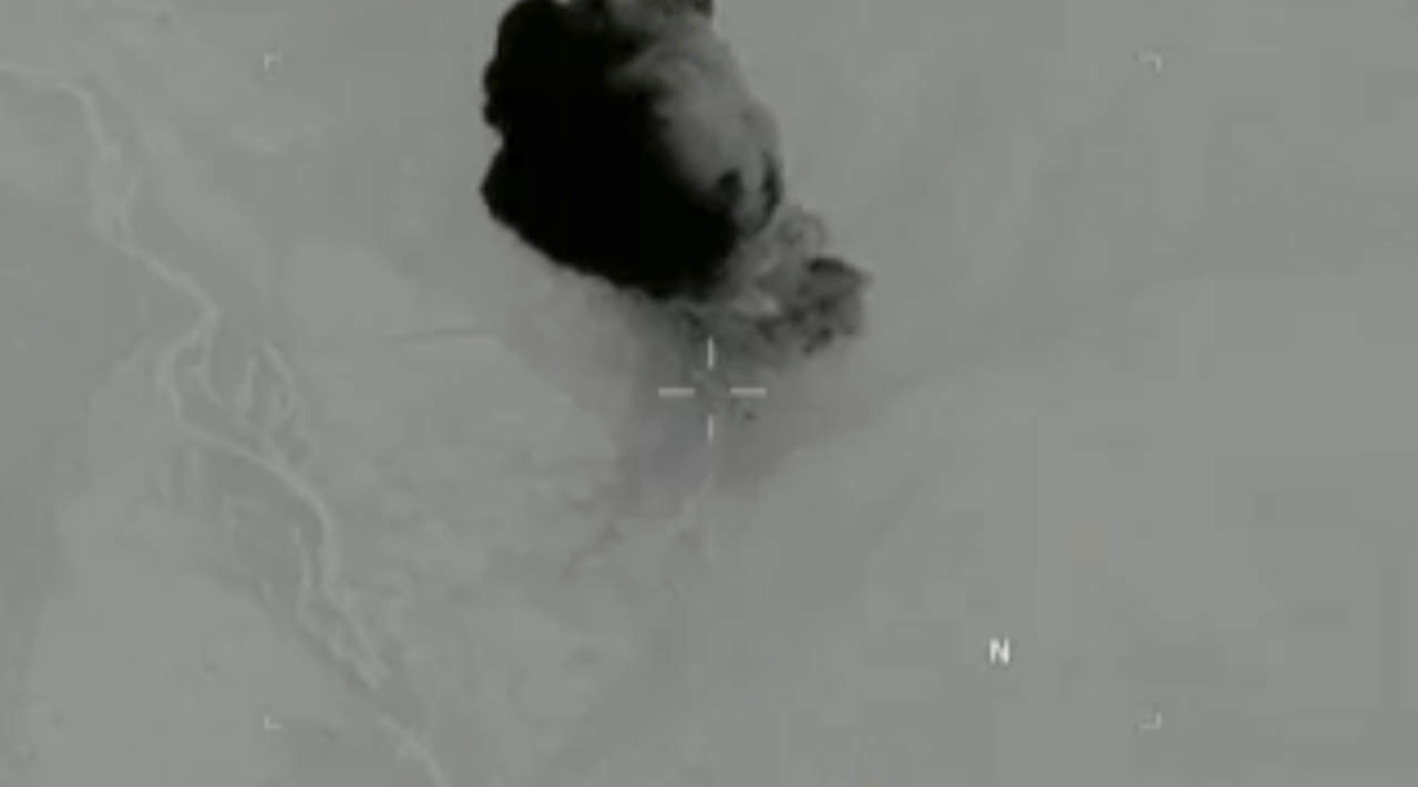 Las imágenes aéreas muestran el momento en que la conocida como 'Madre de todas las bombas' impacta en la ladera de una montaña en el distrito de Achin, provincia de Nangarhar, con una potencia equivalente a 11 toneladas de TNT. (AP)