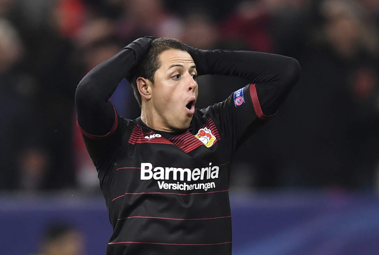“Chicharito” Hernández se perderá el cuarto partido consecutivo de la Bundesliga, luego que no entró en la lista de convocados del equipo de las “aspirinas” para encarar este cotejo. (ARCHIVO)