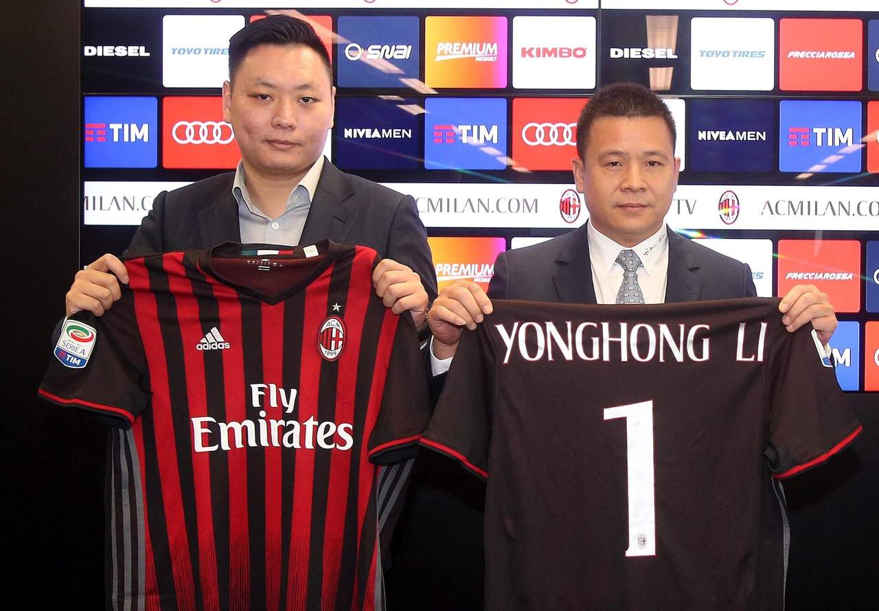 El nuevo propietario del AC Milan, el chino Li Yonghong (d), posa junto a David Han Li, considerado el principal candidato para ocupar la presidencia del club. (EFE)