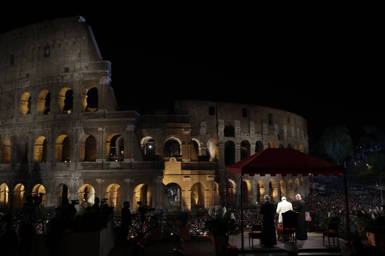 En memoria. El Papa Francisco recordó frente al Coliseo Romano a las personas que sufren.