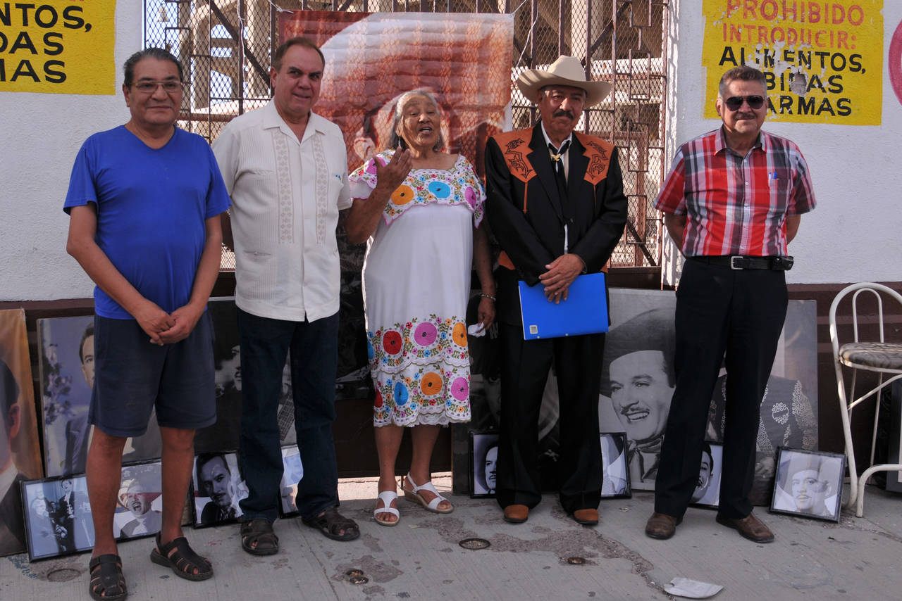 No lo olvidan. Carmen, Juan, Rafael, José y Ramón se reunieron en el exterior de la Plaza de Toros de Torreón, en donde Pedro se presentó en distintas ocasiones. (EL SIGLO DE TORREÓN) 
