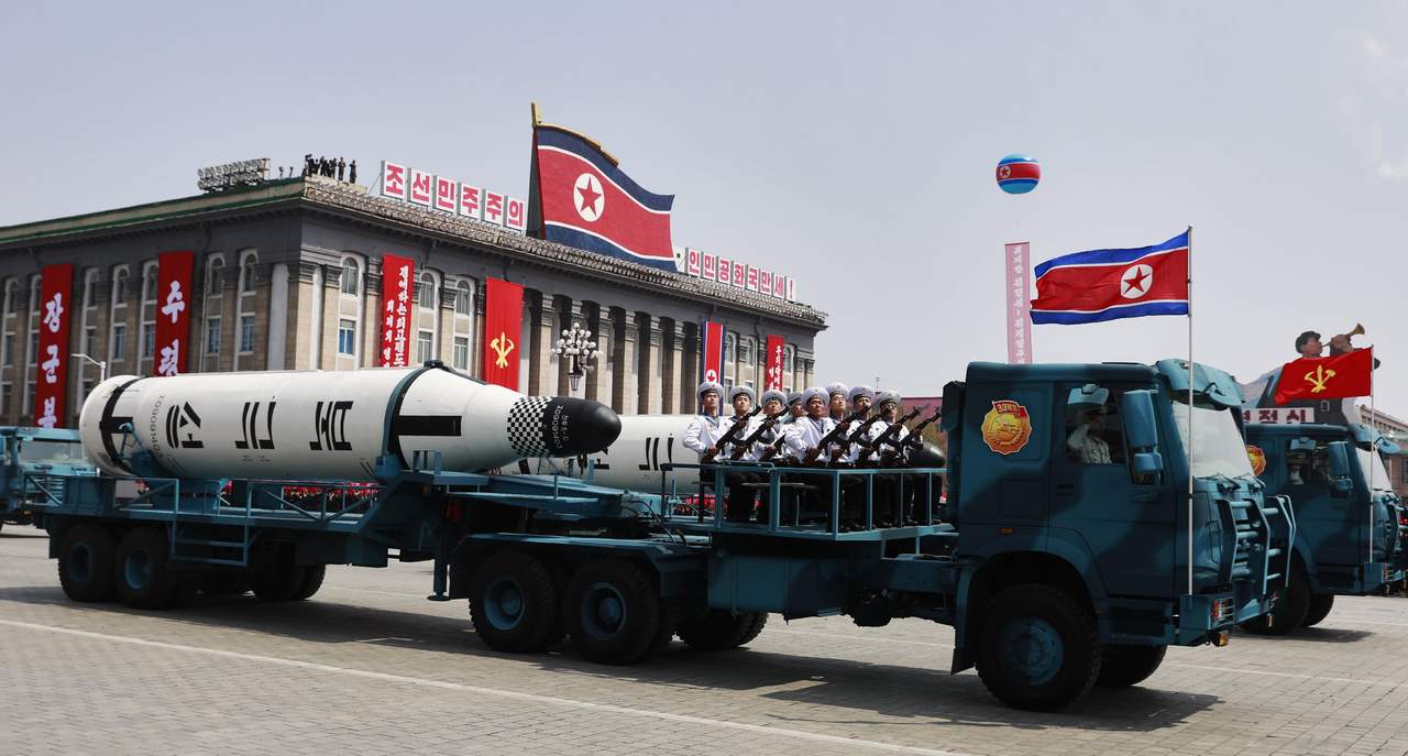 En el despliegue para celebrar el 105 aniversario del nacimiento de Kim Il-sung, fundador del país, el régimen hizo desfilar por el centro de Pyongyang sobre camiones un tipo de proyectil nunca antes mostrado en público. (EFE)

