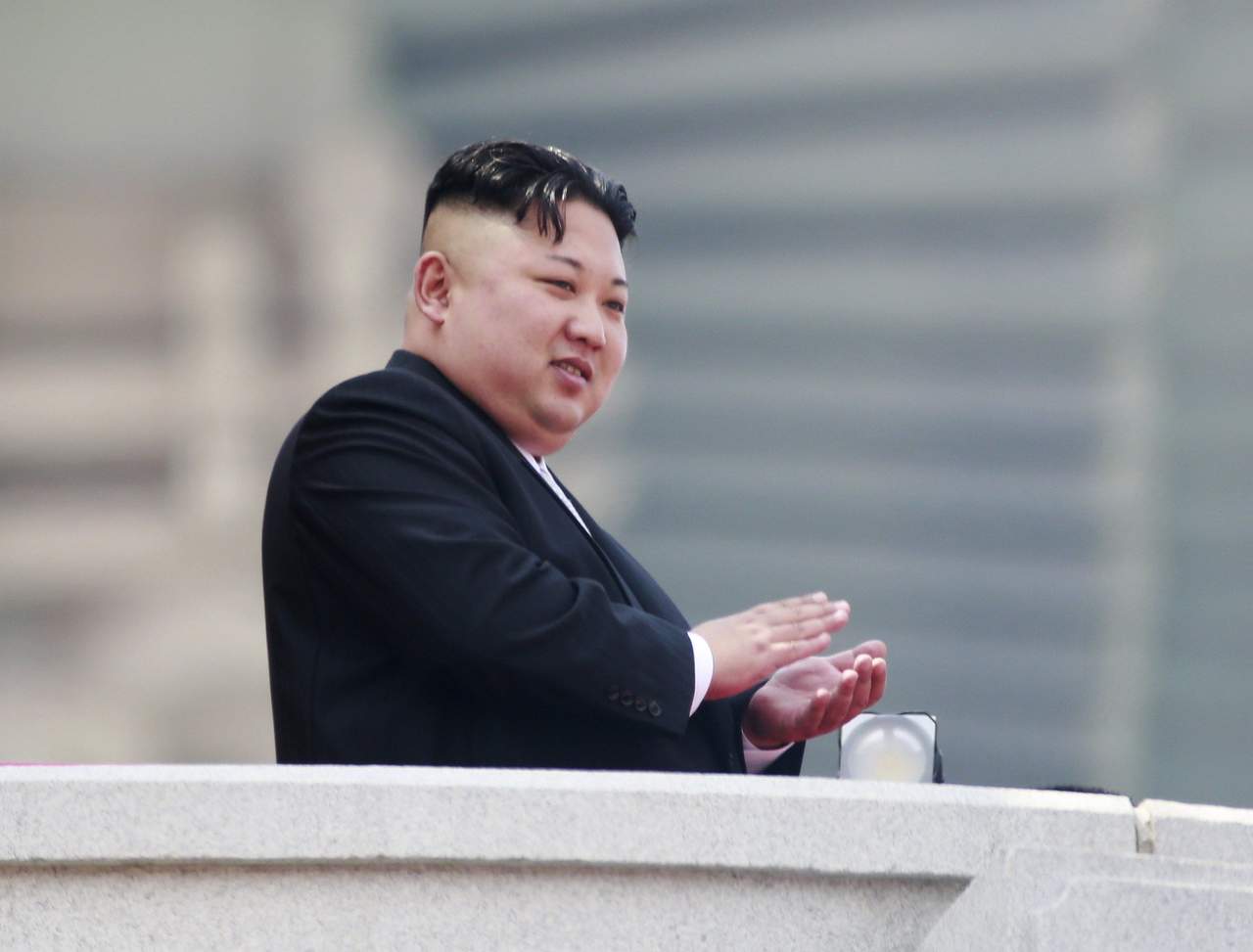 Con la presencia del líder, Kim Jong-un, el régimen de Pyongyang hizo una monumental exhibición de armamento. (EFE)