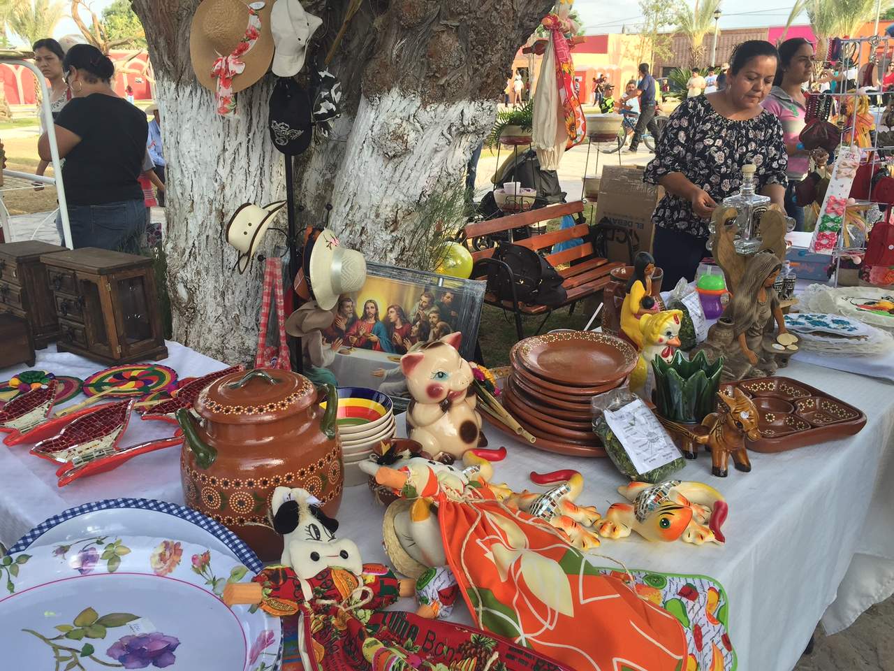 Recuerdos. En la Plaza de Armas “Miguel Hidalgo” se montó una exhibición y venta de artesanías y dulces típicos de la región. (EL SIGLO DE TORREÓN)