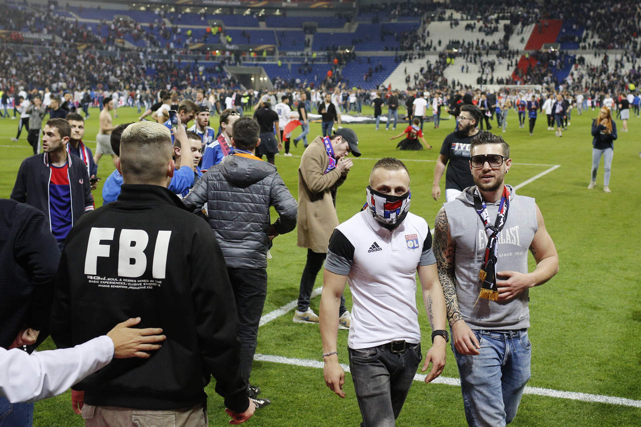 Aficionados invadieron el campo durante el partido entre Lyon y Besiktas. (EFE)