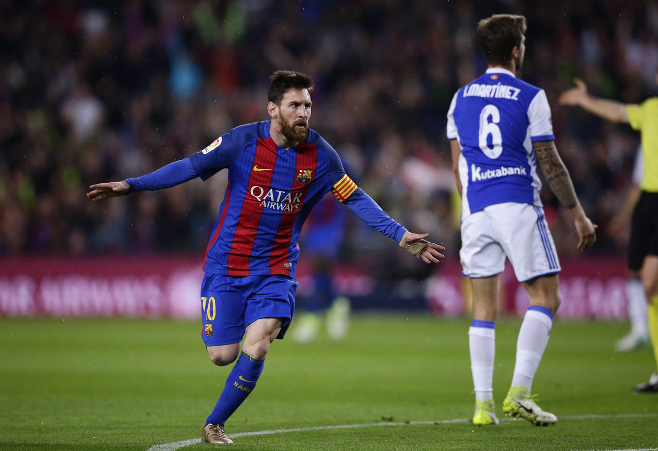 Lionel Messi anotó dos goles en la victoria del Barcelona 3-2 sobre la Real Sociedad. (AP)