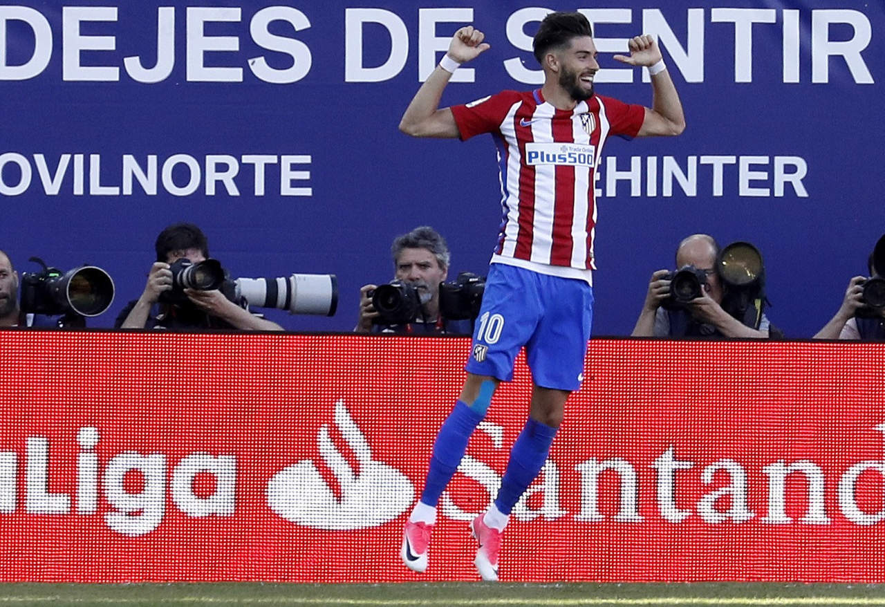 El belga Yannick Carrasco celebra uno de sus dos goles en la victoria del Atlético de Madrid 3-0 sobre Osasuna. (EFE)