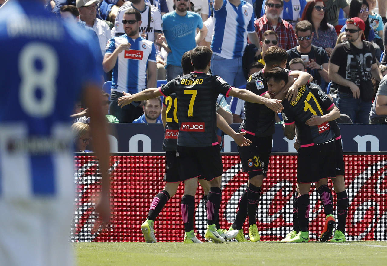 Los jugadores del Espanyol felicitan a su compañero Leo Baptistao tras marcar el gol de la victoria. (EFE)