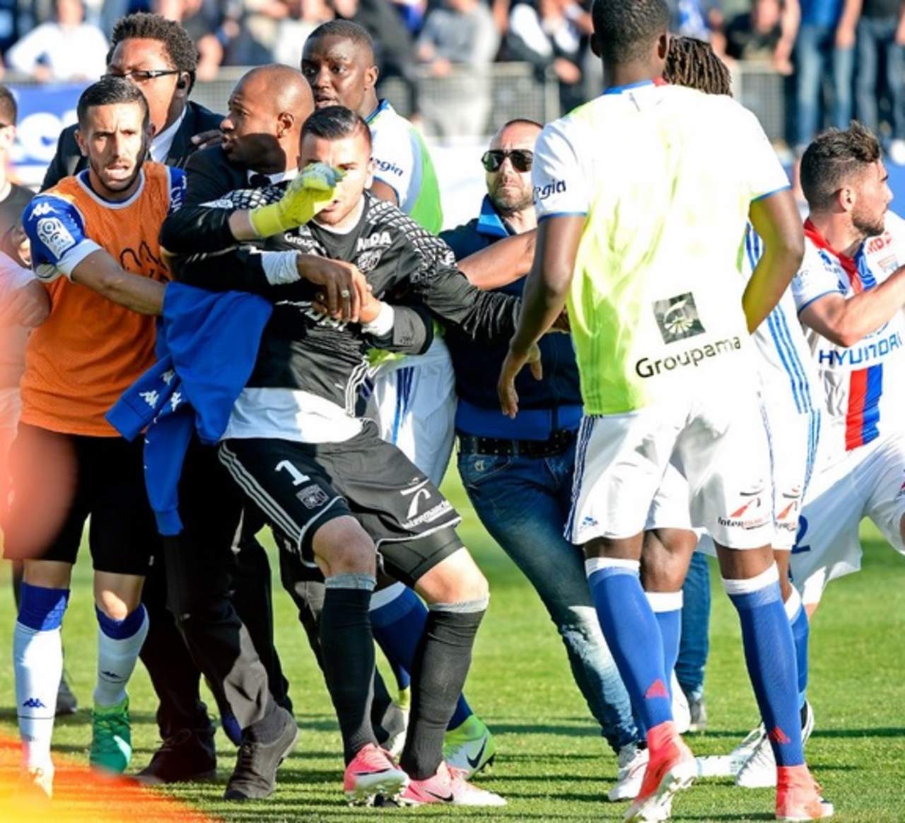 Anthony Lopes, arquero de Lyon, fue encarado por un aficionado, Lopes lo empujó, mientras se producían altercados entre otros hinchas locales y jugadores del Lyon. (Especial)