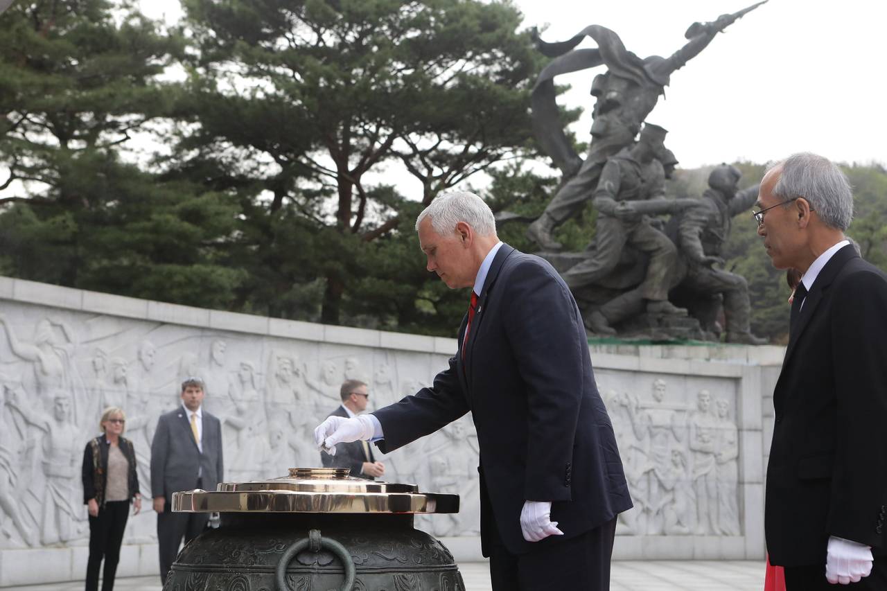 Labor. Se espera que Mike Pence (cen.) y Hwang Kyo-ahn analicen maneras de presionar a Pyongyang.