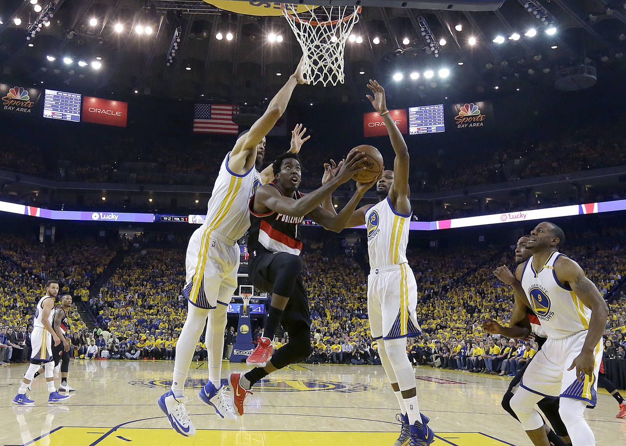 Kevin Durant y Stephen Curry combinaron 32 y 29 puntos, para la victoria de Warriors ante Trail Blazers. (AP)