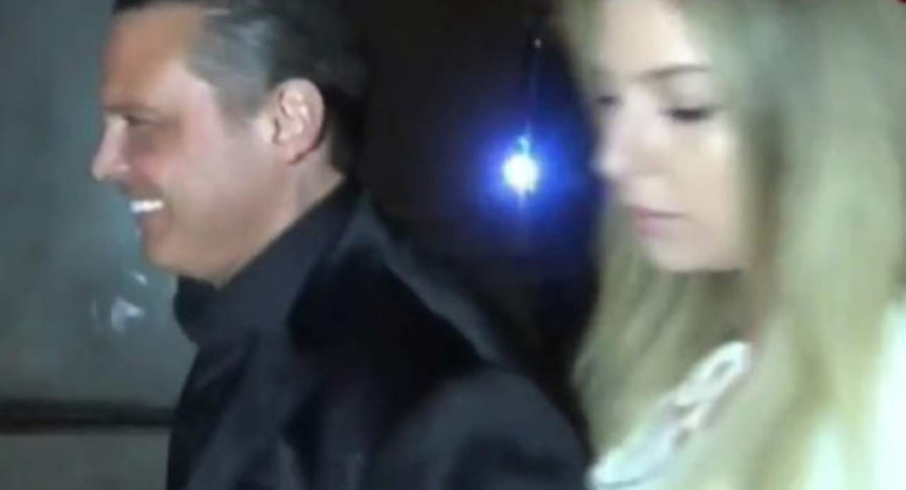 La cadena Telemundo mostró el clip del cantante con la mujer, quien trató de ocultar su rostro de la cámara. (ESPECIAL)