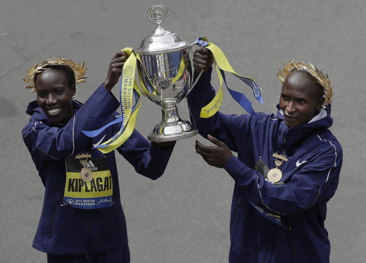 Edna Kiplagat (i) y Geoffrey Kirui (d) se llevaron la victoria en la edición 121 del Maratón de Boston. (AP)