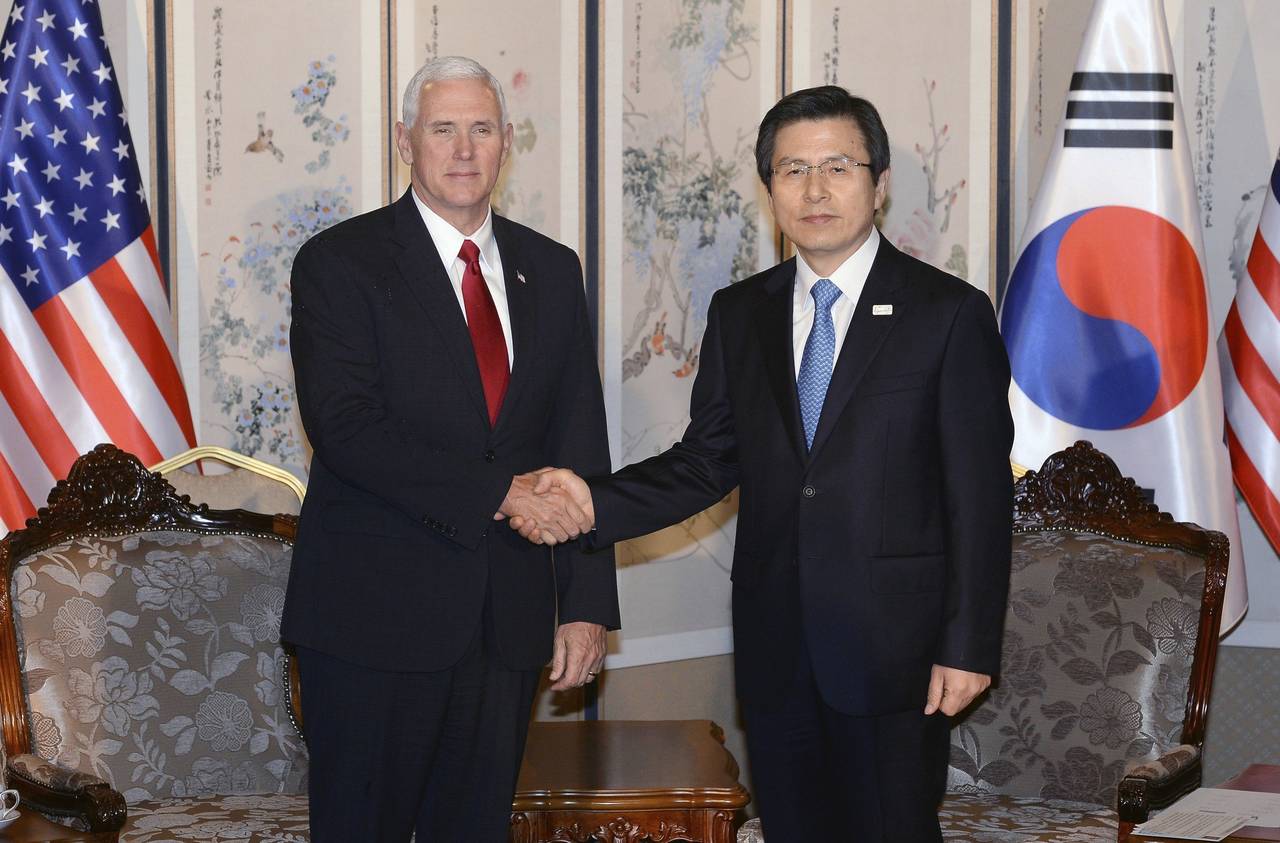 Fortalece. El vicepresidente, Mike Pence, saluda al presidente en funciones, Hwang Kyo-ahn (der.)