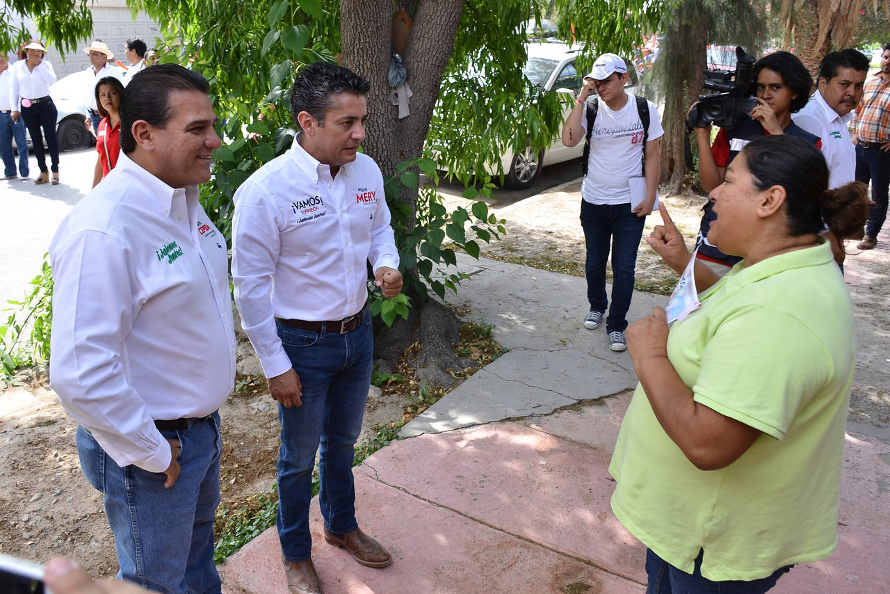 Recorrido. El candidato a la presidencia municipal por el PRI, Miguel Mery recorrió un sector de la zona centro de Torreón. (EL SIGLO DE TORREÓN)