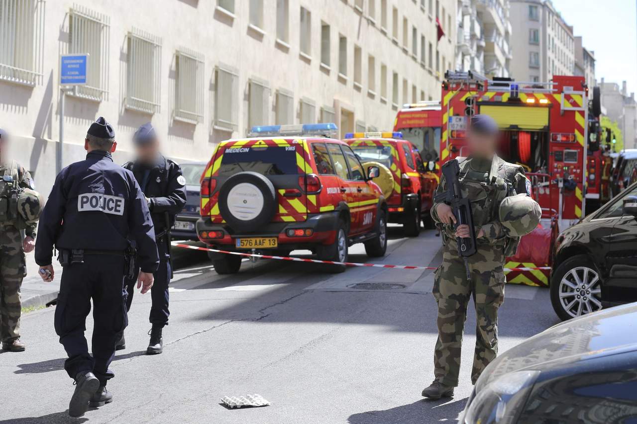 Agentes de la agencia francesa de seguridad interna, apoyados por unidades elite de la policía, realizaron los arrestos. Fekl dijo además que prosiguen operaciones de búsqueda. (EFE) 