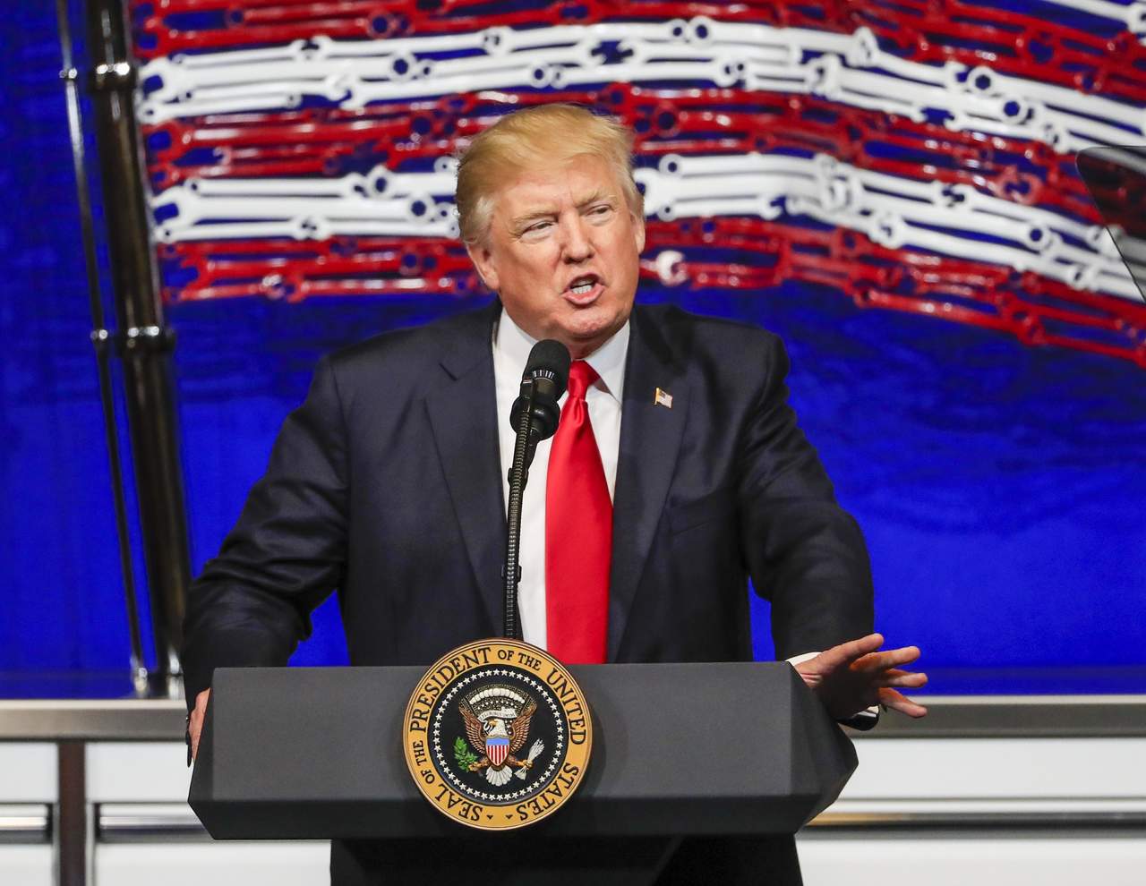 Trump reiteró los comentarios realizados durante su campaña presidencial en el sentido de que el acuerdo comercial norteamericano ha sido un “desastre”. (EFE)