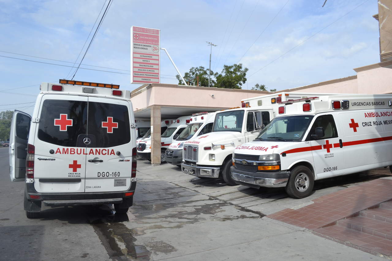 Fueron paramédicos de la Cruz Roja de Gómez Palacio quienes le brindaron los primeros auxilios al afectado y lo trasladaron a la clínica 51 a donde ingresó con un golpe profundo en la cabeza. (ARCHIVO)