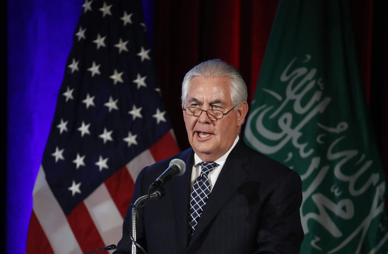 Ese acuerdo sobre el programa nuclear iraní 'ignoró completamente todos los otros riesgos que presenta Irán' y hay que 'lidiar con Irán de forma integral',  aseguró Tillerson. (AP)
