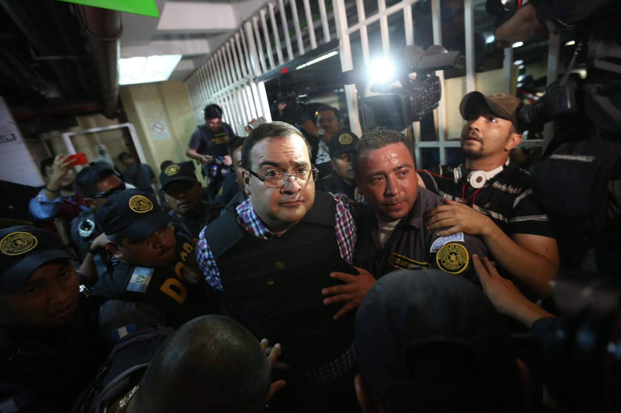 Duarte llegó a la audiencia engrilletado de pies y manos, con un chaleco negro antibalas, en silencio total, con rostro serio y procedente de una cárcel en un cuartel militar en un convoy policial. (EFE)
