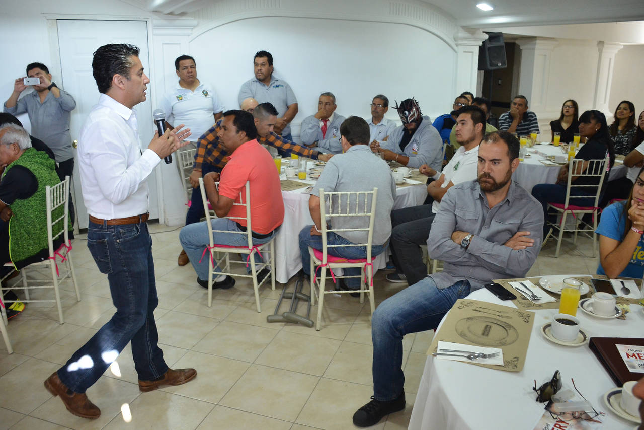 Espacios.- El candidato a la presidencia municipal por el PRI Miguel Mery dice que se les brindará mayor apoyo a los deportistas. (Fernando Compeán)