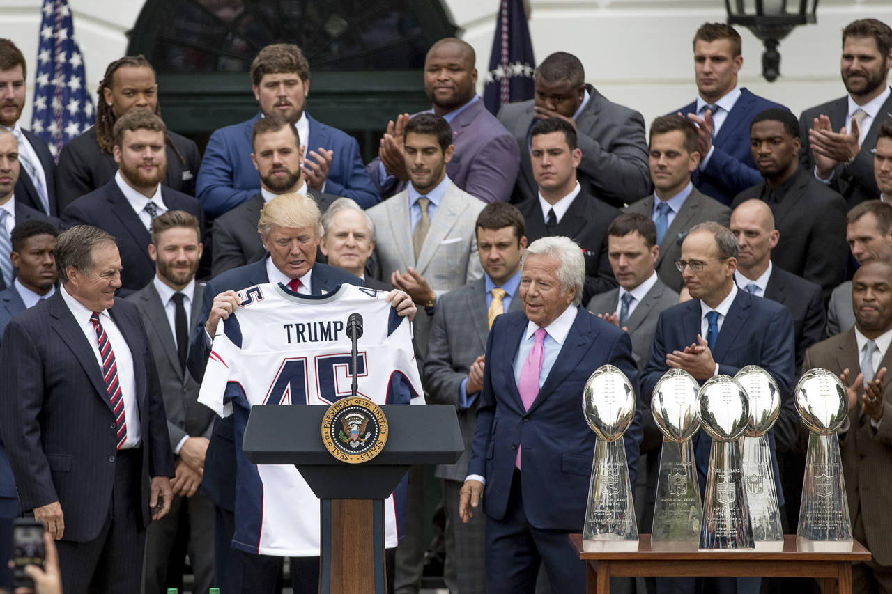 Donald Trump, presidente de Estados Unidos, recibió ayer en la Casa Blanca a los Patriots, campeones del Super Bowl 51. (AP)