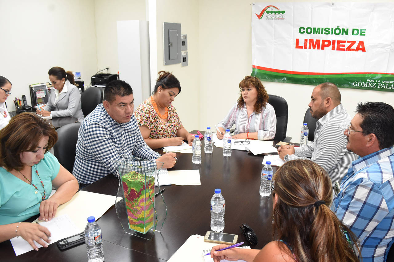 Reunión. Integrantes de la Comisión de Limpieza se reunieron con el director de Servicios Públicos Municipales. 