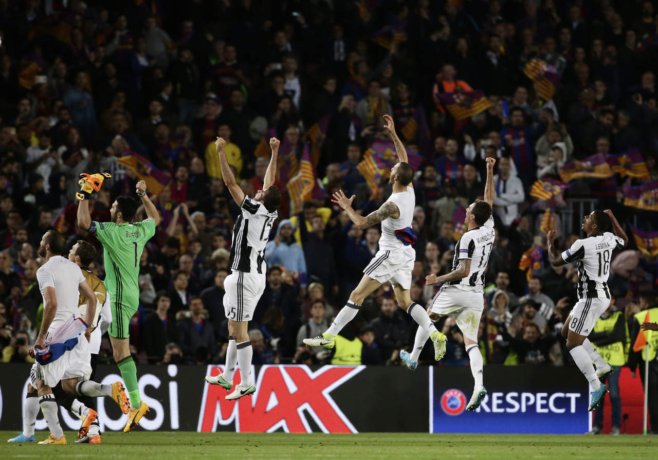 os jugadores de la Juventus celebran su pase a las semifinales de la Champions League tras empatar a cero con el Barcelona. (AP)