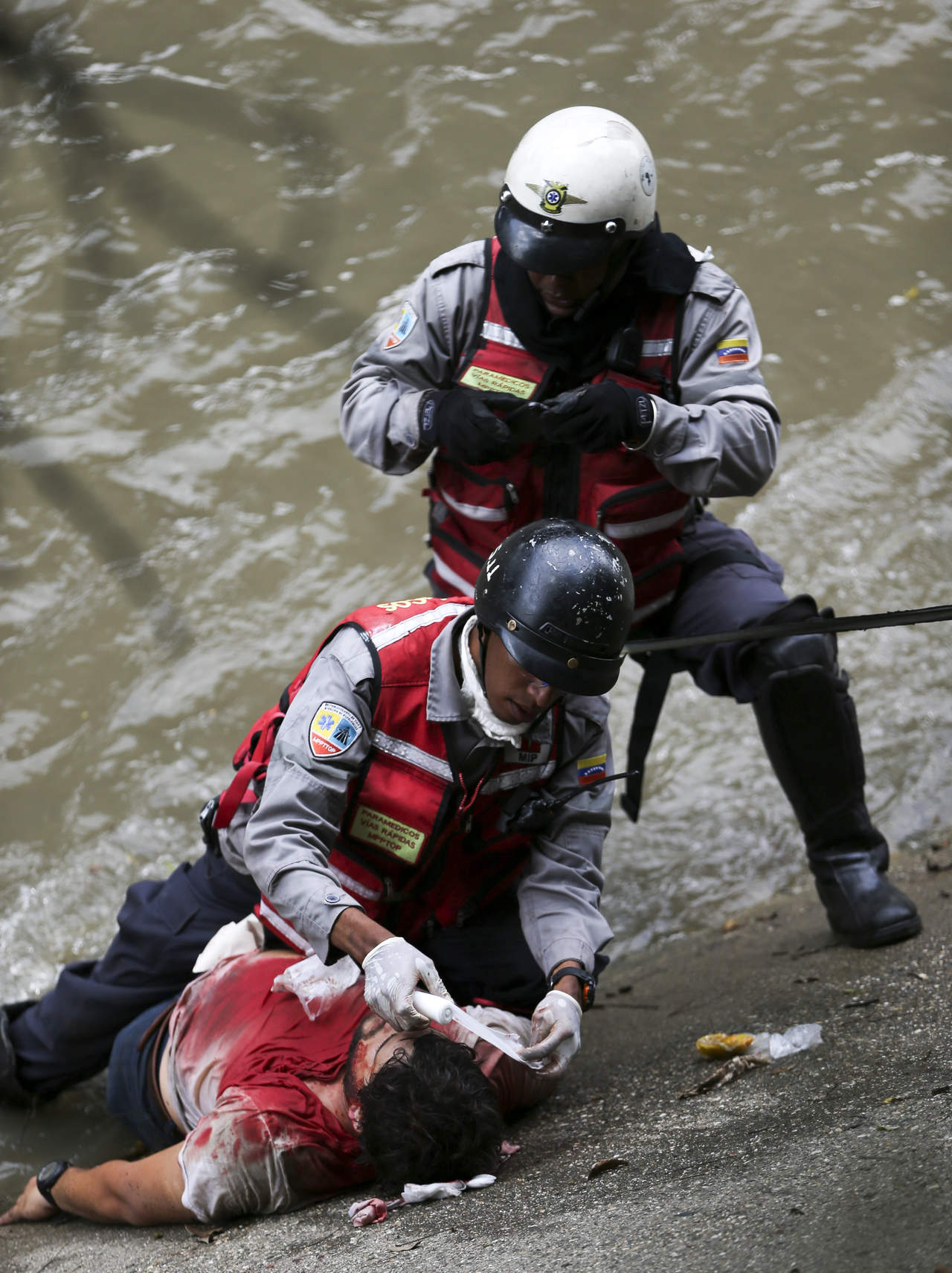 Apoyo. Cuerpos de rescate dieron auxilio a varios lesionados, luego del choque entre manifestantes y la fuerza nacional.
