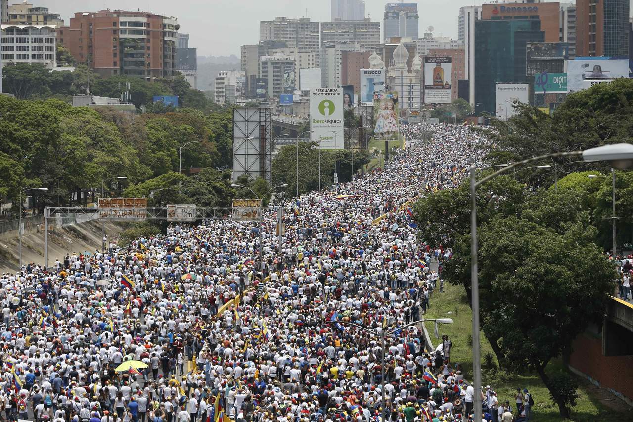 Enormes. Decenas de miles de personas de ambos bandos atendieron a las convocatorias de la oposición y del chavismo a marchar. 
