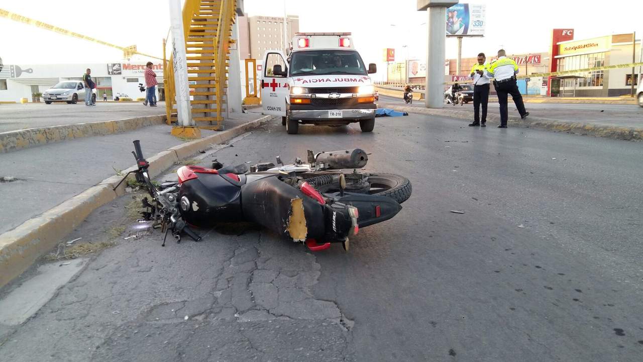 Fallece motociclista al impactarse contra muro de puente