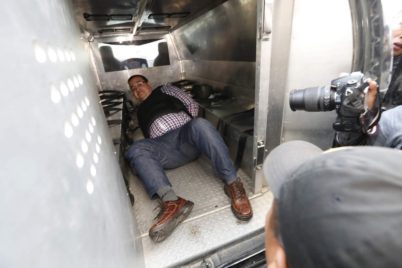 Duarte, tirado e impotente en una jaula móvil para delincuentes