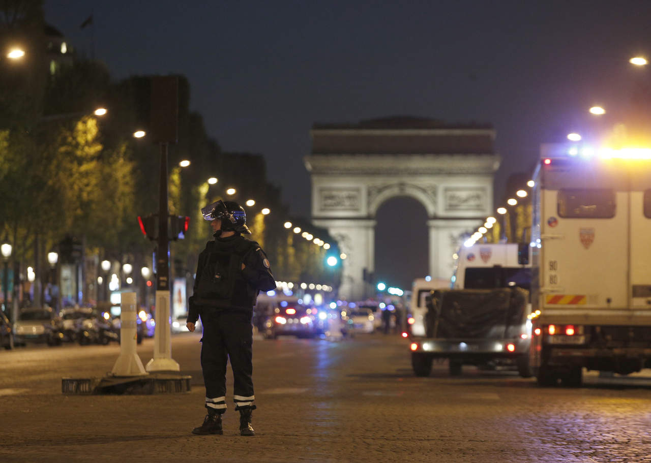 El tiroteo ocurrió el los Campos Elíseos en la capital francesa. (AP)