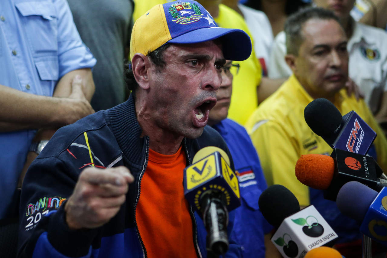Capriles dijo ayer que los venezolanos que han muerto en el marco de las manifestaciones antigubernamentales de las últimas semanas han sido 'asesinados por los cuerpos de seguridad del señor Maduro'. (ARCHIVO)