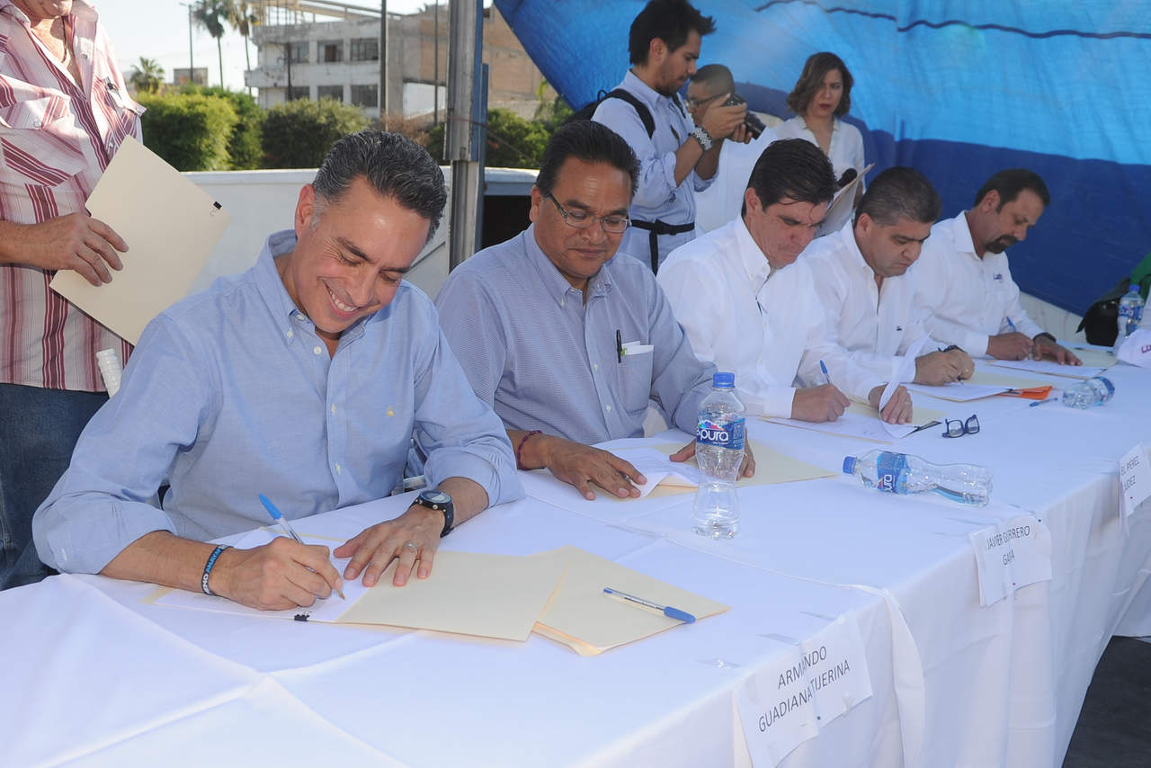 Cinco candidatos firman compromisos ante grupos de sociedad civil