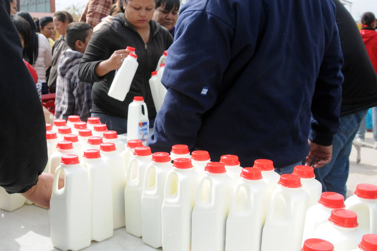 Problemática. Se incrementan las afectaciones, según los productores por no poder colocar la leche. (ARCHIVO)