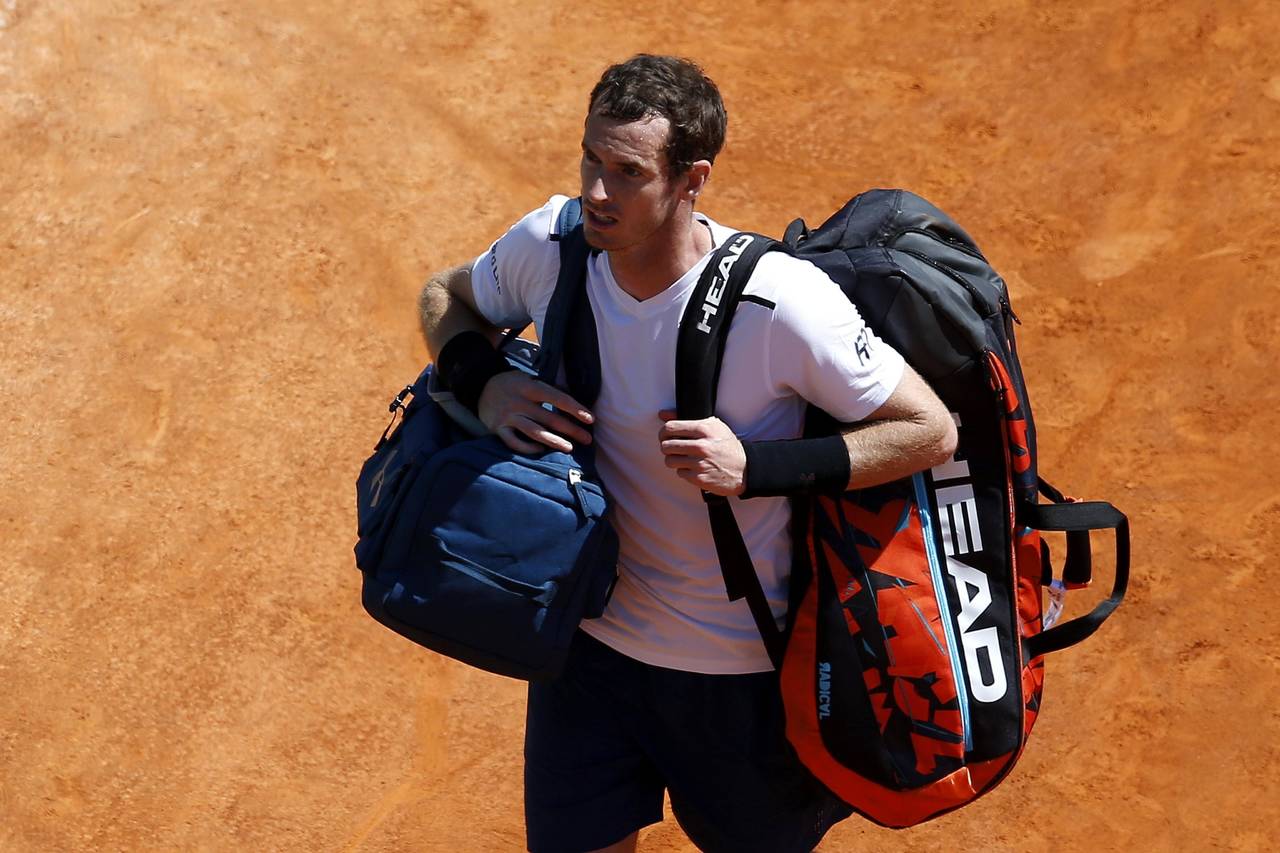 El tenista británico Andy Murray abandona la pista tras perder ante el español Albert Ramos-Vinolas. (EFE)