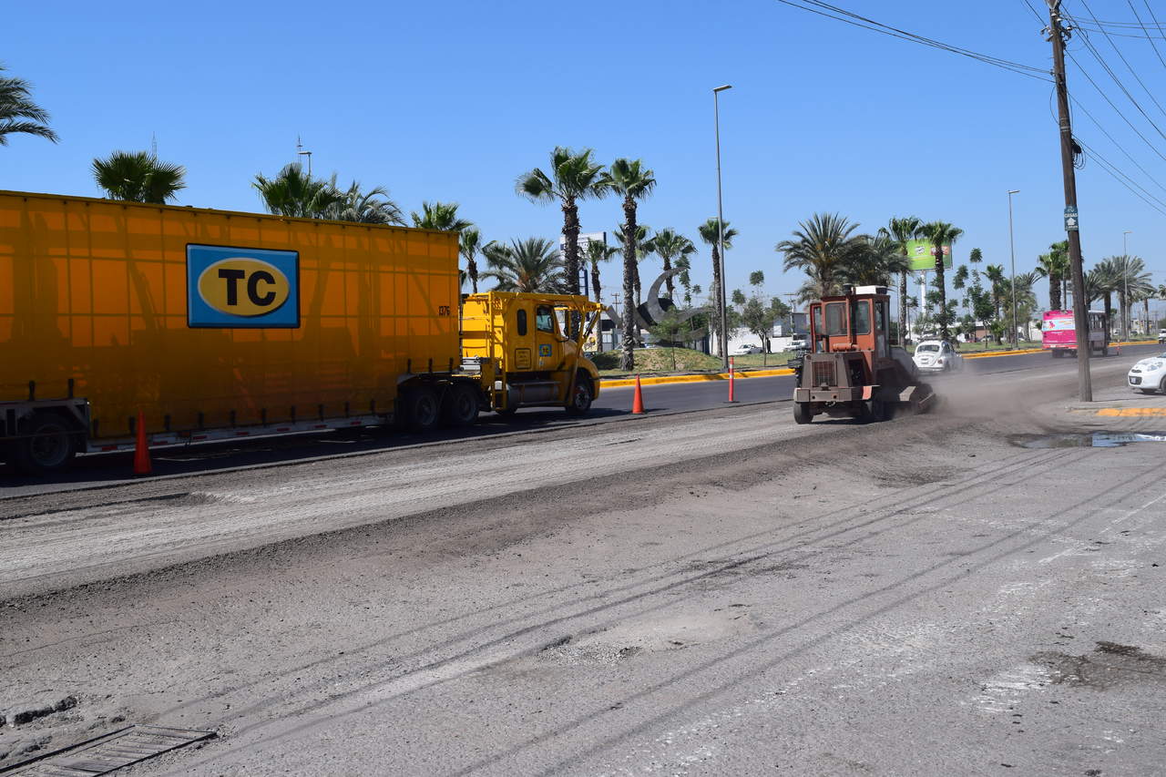 Maquinaria y trabajadores fueron enviados al tramo localizado entre la avenida Lerdo de Tejada y el bulevar Armando del Castillo, para levantar la carpeta asfáltica del carril derecho. (EL SIGLO DE TORREÓN)
