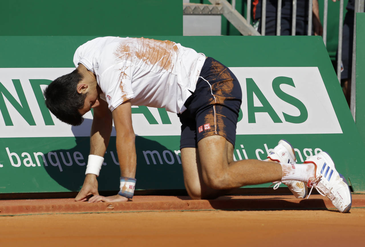 Continúa la mala temporada de Novak Djokovic, quien cayó 2-6, 6-3, 5-7 ante el belga David Goffin. (AP)