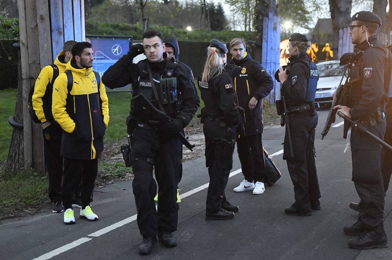 La Policía alemana arrestó ayer al presunto autor del ataque con explosivos al plantel del Borussia Dortmund. (AP)