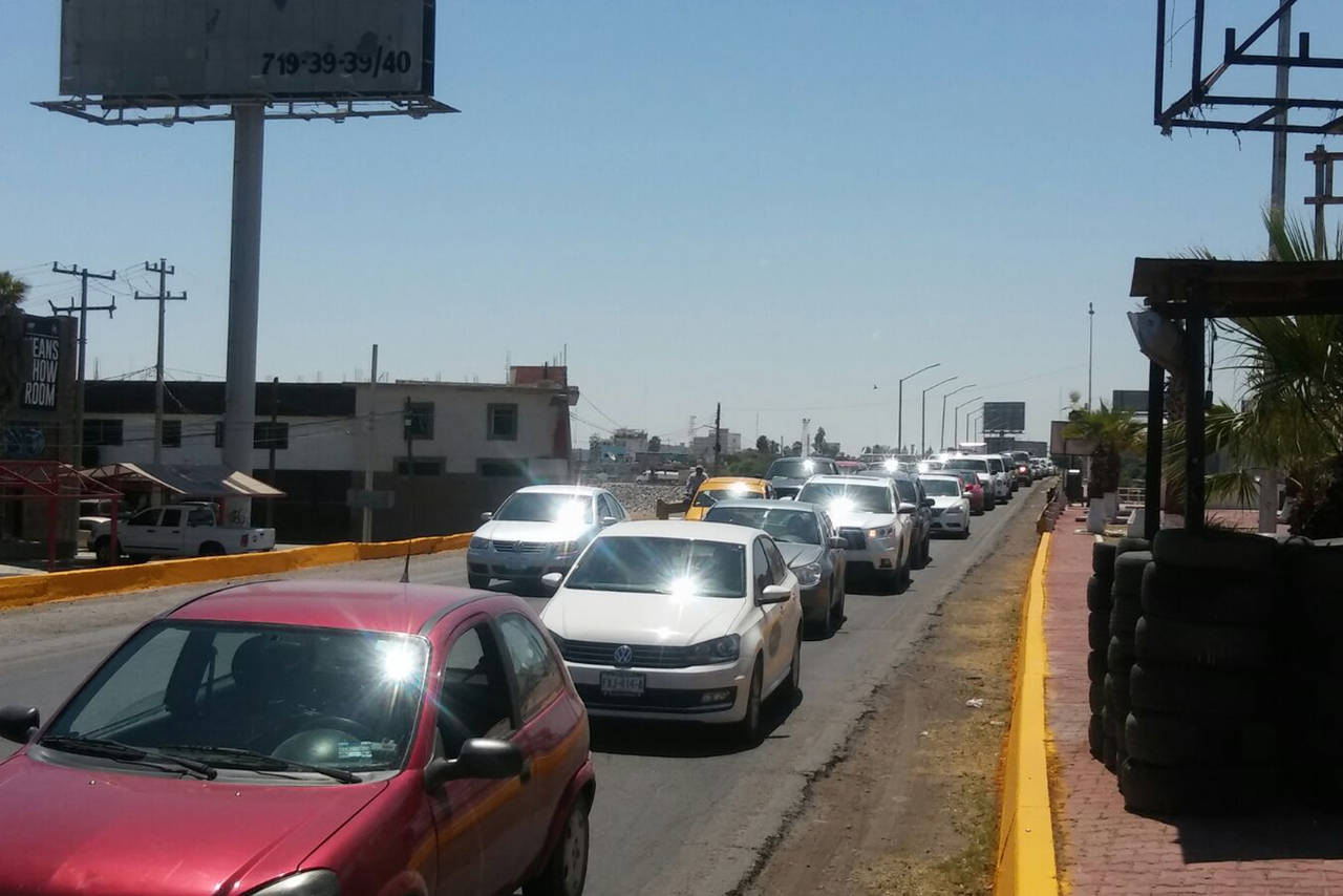 Filas. Los retenes de revisión ocasionaron largas filas de vehículos procedentes de Torreón a Gómez Palacio y viceversa. (EL SIGLO DE TORREÓN)