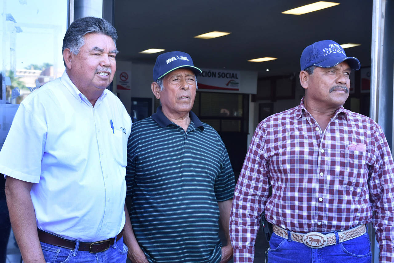 Intervención. Casimiro Franco, dirigente de la CNC de Tlahualilo, acompañado por otros productores. (EL SIGLO DE TORREÓN)