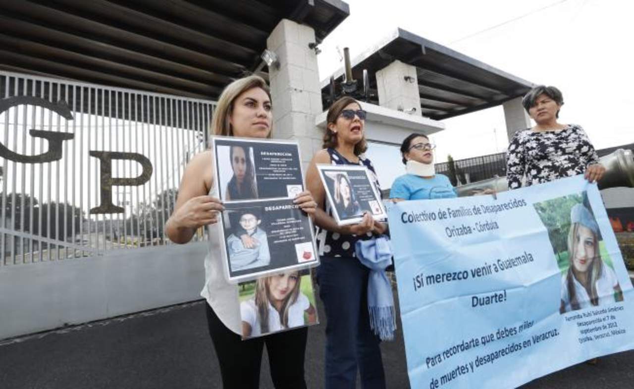 “¡Que pague!”, exigieron las mujeres, que llegaron anoche en avión a Guatemala y hoy en la mañana se apostaron con una manta del Colectivo de Familiares de Desaparecidos Orizaba-Córdoba. (EL UNIVERSAL) 