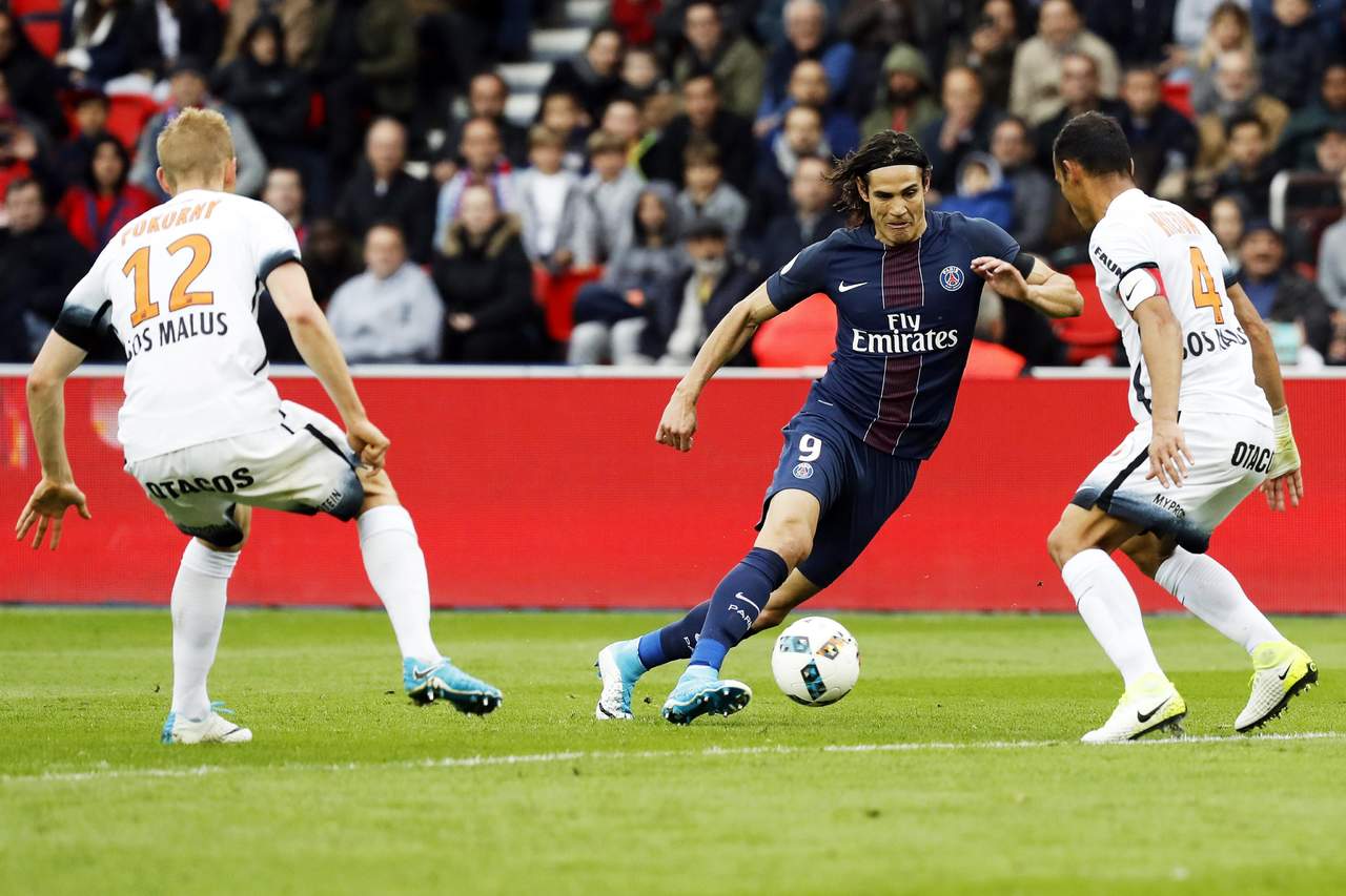 Edinson Cavani (c) anotó el primer tanto en la victoria del PSG 2-0 sobre Montpellier. (AP)