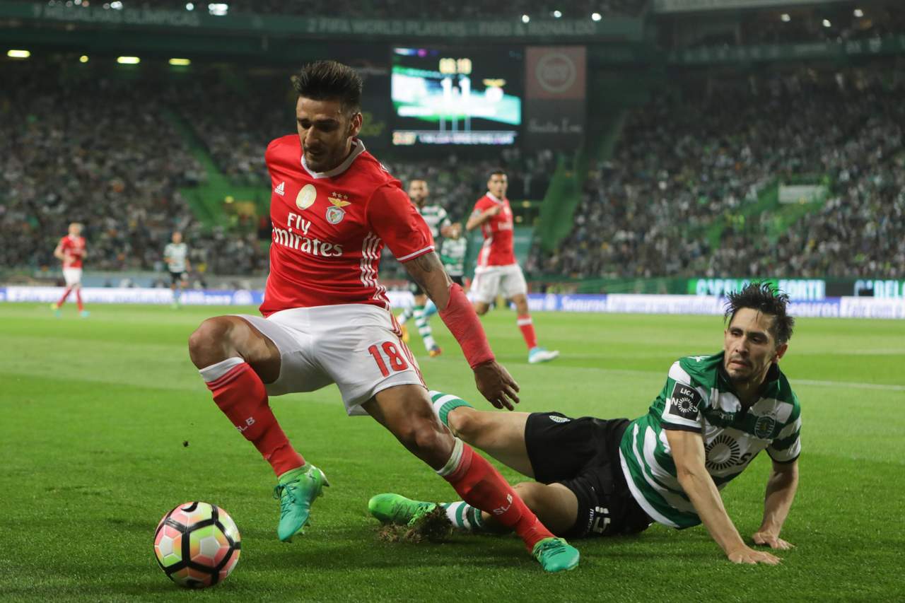 Con el empate, Benfica llegó a 72 puntos y se alejó a cuatro unidades del Porto, segundo lugar en Portugal. (EFE)